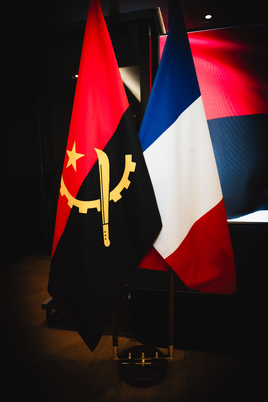 Cérémonie officielle : drapeaux sur scène