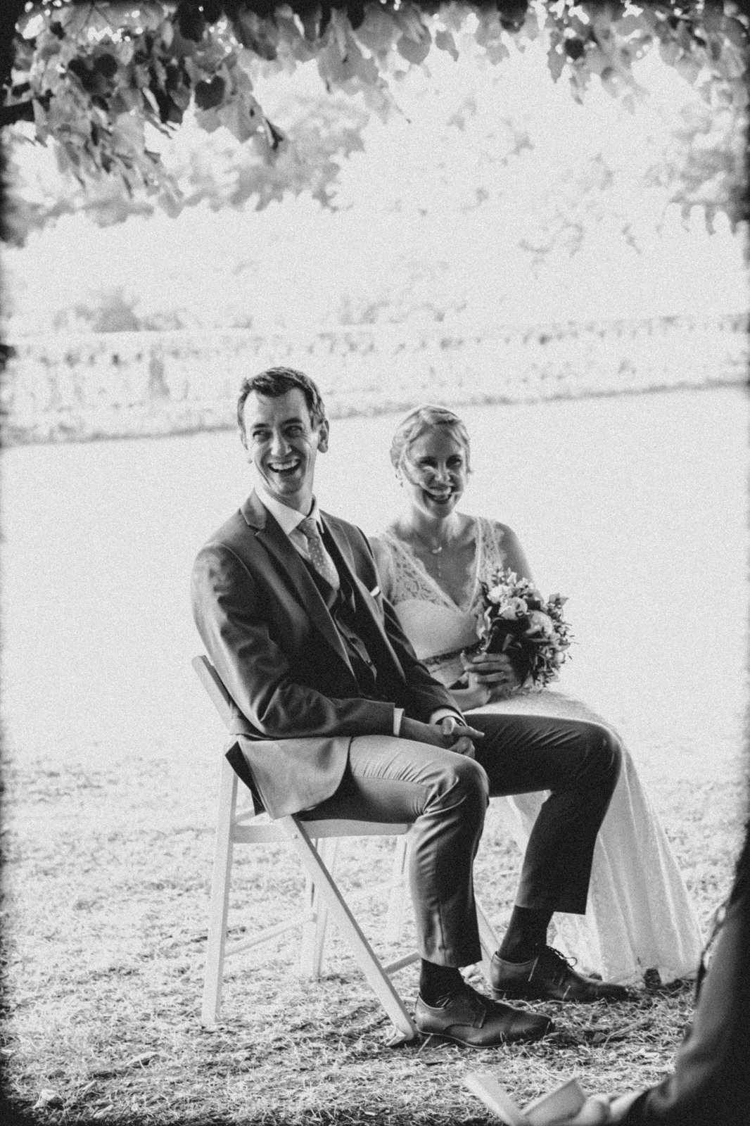 Photo de mariage en noir et blanc : deux invités assis