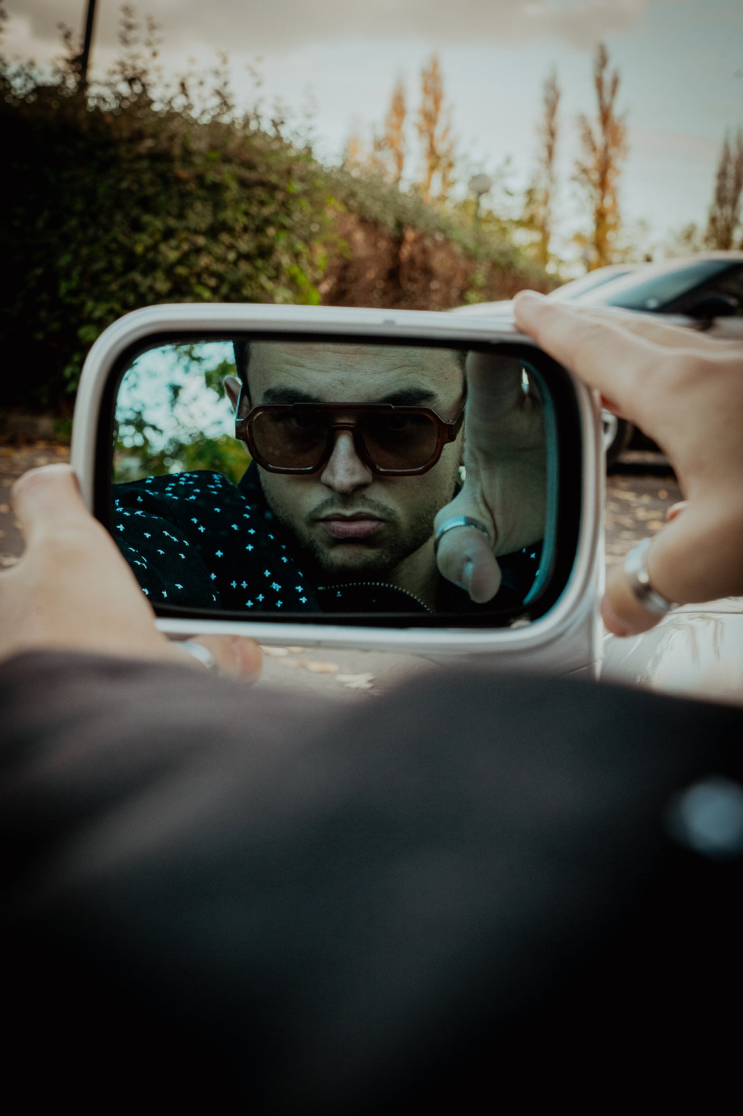 Shooting d'un artiste dans un rétroviseur vintage
