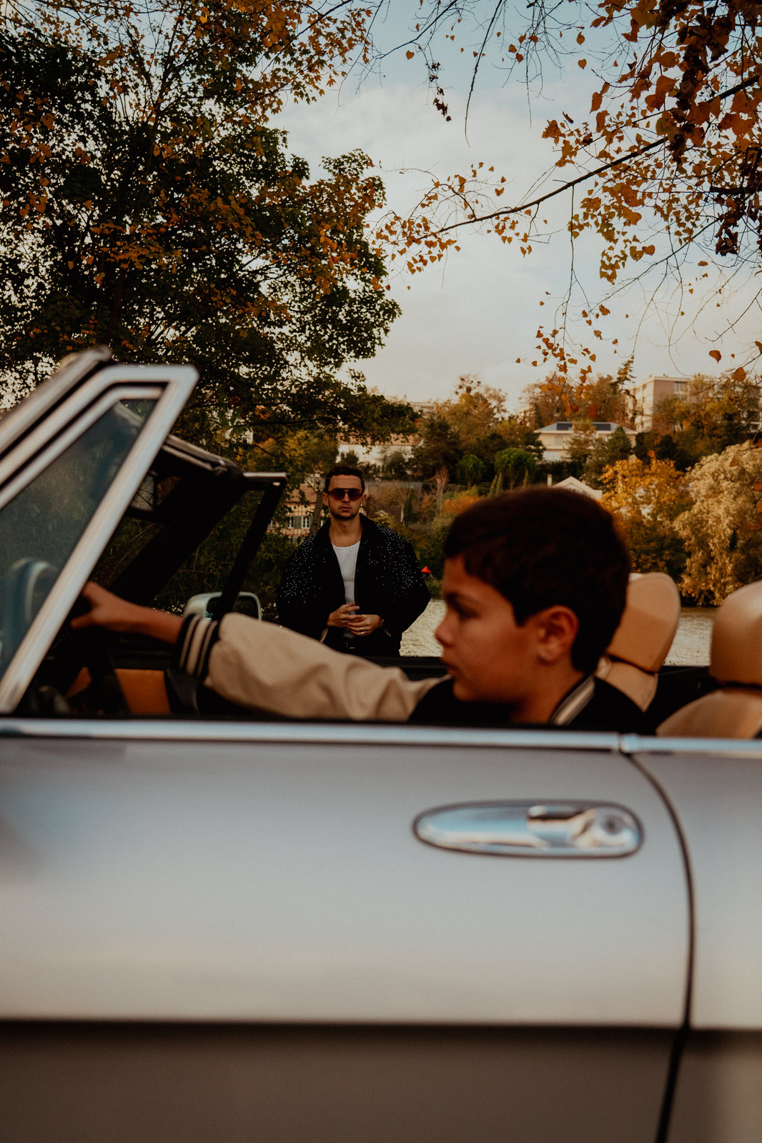 Portrait d'un artiste dans une voiture