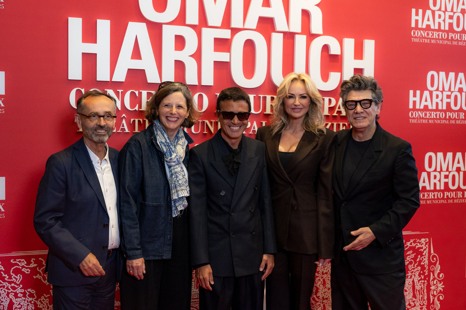 Photo de groupe sur le photocall d'une soirée de gala